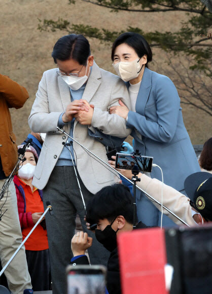 이재명(왼쪽) 더불어민주당 대선 후보와 부인 김혜경씨. 연합뉴스